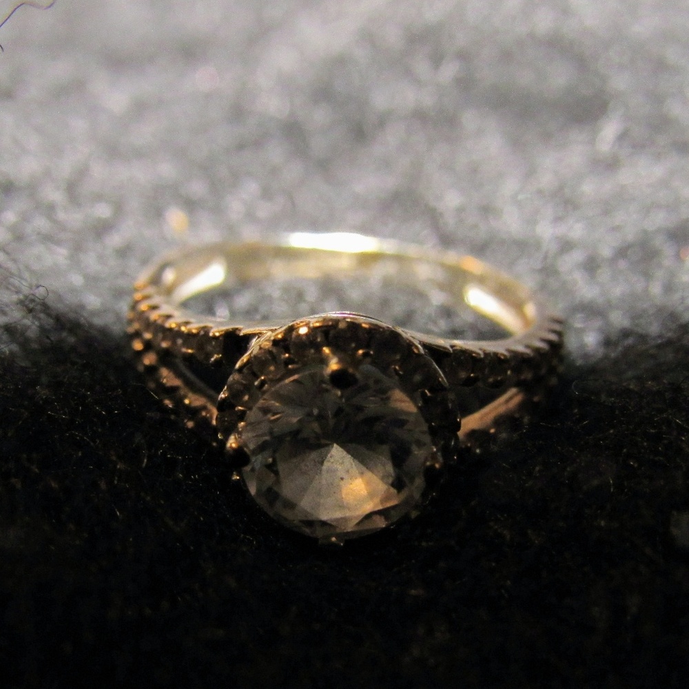 Must Sell!!! 💍14kt Beautiful White Gold Ring💍